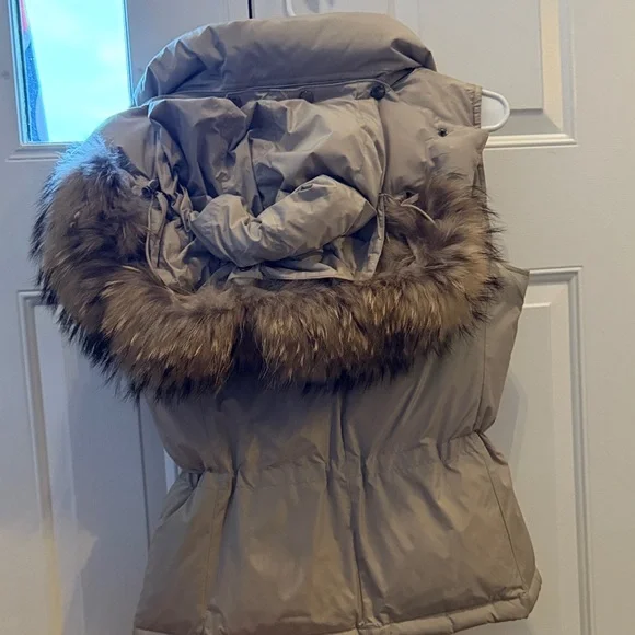 Burberry Tan Quilted Vest with Check Lining - Picture 6 of 7